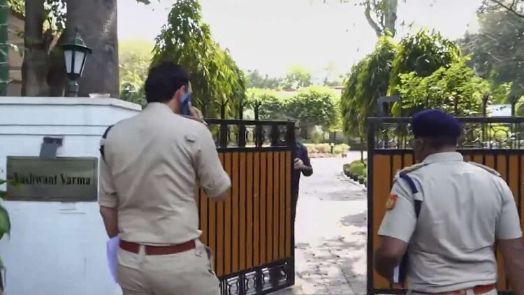जस्टिस यशवंत वर्मा कैश रो: दिल्ली पुलिस 8 पुलिस के मोबाइल को जब्त करती है, फोरेंसिक परीक्षा के लिए फोन भेजती है