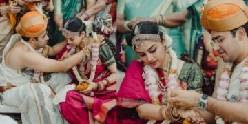 तेजसवी सूर्या एक पारंपरिक समारोह में कार्नैटिक गायक शिवसरी स्कंदप्रसाद के साथ गाँठ बाँधती है