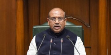 दिल्ली के अध्यक्ष ने मुख्य सचिव से शिकायत की कि अधिकारियों ने विधायकों की अनदेखी की, एएपी बीजेपी पर एक खुदाई करता है