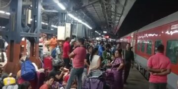 नई दिल्ली रेलवे स्टेशन पर भारी भीड़ के कारण क्या भगदड़ जैसी स्थिति हो गई?