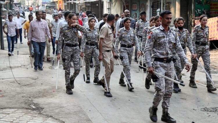 नागपुर पुलिस देवदार का कहना है कि ऑन-ड्यूटी महिला अधिकारी को औरंगज़ेब कब्र की पंक्ति पर हिंसा के दौरान छेड़छाड़ की गई थी