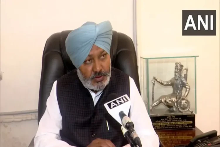 पंजाब सरकार किसानों को सीमाओं से साफ करती है, वैकल्पिक विरोध विधियों के लिए कॉल करती है