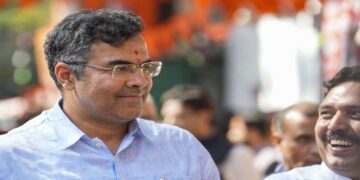 पार्वेश वर्मा ने दिल्ली के पेटपरगंज में नालियों का निरीक्षण करते हुए कार्यकारी अभियंता के निलंबन का आदेश दिया