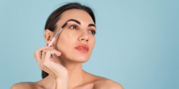बात भौंहों से परेशान? मोटी और सही आकार पाने के लिए इन चालों का पालन करें