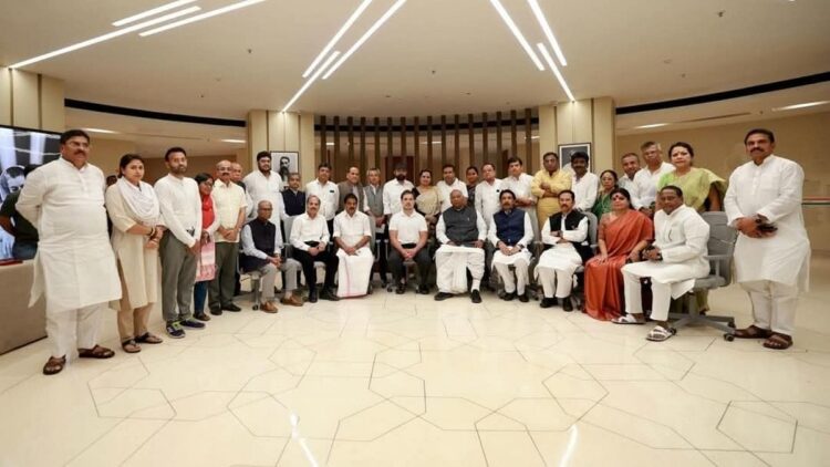 बीजेपी से लड़ें, लेकिन टीएमसी पर हमला करने में संकोच न करें, राहुल और खरगे बंगाल कांग्रेस नेताओं को बताएं