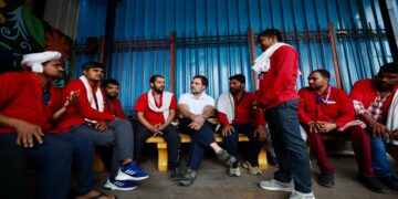 राहुल गांधी नई दिल्ली रेलवे स्टेशन पर पोर्टर्स से मिलते हैं, उन्हें भगदड़ के दौरान जीवन बचाने के लिए धन्यवाद