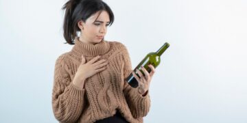 शराब की खपत आपके समग्र स्वास्थ्य को प्रभावित करती है, पोषण विशेषज्ञ पीने से बचने के लिए एक आसान हैक शेयर करता है