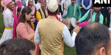 होली 2025: सीएम पुष्कर सिंह धम्मी होली समारोह में थारू जनजाति में शामिल होते हैं, गीता धामी ने अपने दिल को नृत्य किया
