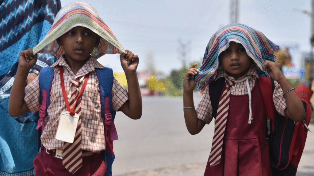 अपने स्कूल जाने वाले बच्चों को इन युक्तियों का पालन करके चरम गर्मी की गर्मी से बचाएं