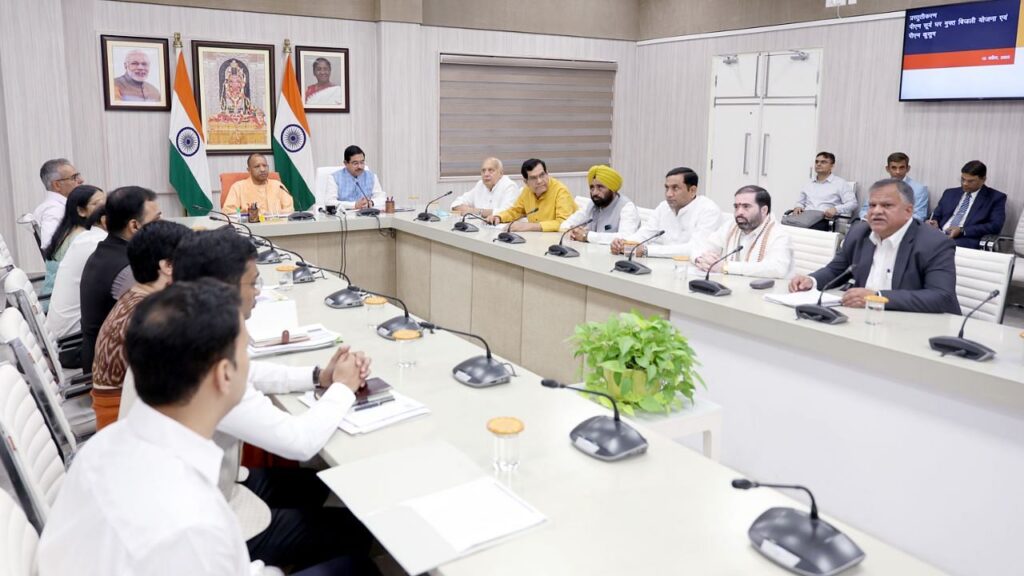 केंद्रीय मंत्री प्रालहाद जोशी और यूपी सीएम योगी आदित्यनाथ समीक्षा पीएम-कुसुम, पीएम सूर्य घर, और लखनऊ में गेहूं की खरीद योजनाएं