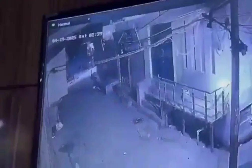 तूफान और बारिश के बाद दिल्ली के मुस्तफाबाद में चार मंजिला इमारत ढह गई; चार मृत, कई घायल