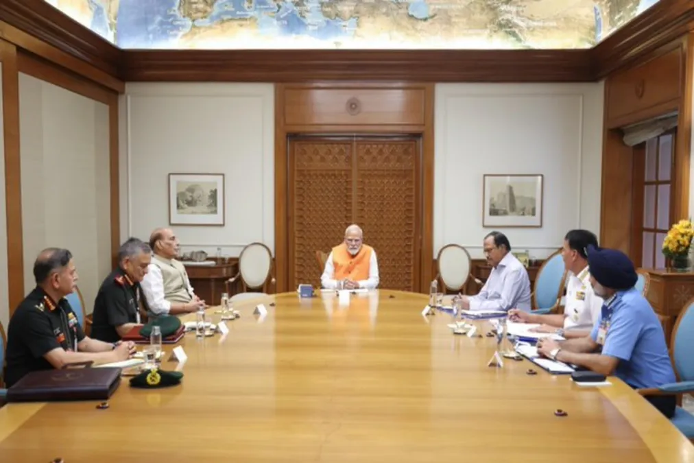 पीएम मोदी कुर्सियां ​​उच्च-स्तरीय सुरक्षा रक्षा मंत्री, एनएसए, सीडी और सशस्त्र बलों के प्रमुखों के साथ मिलती हैं