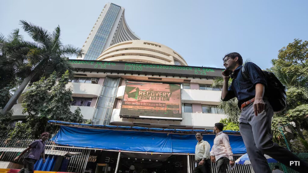मार्केट ओपनिंग बेल: सेंसक्स टैंक 3,900 से अधिक अंक, निफ्टी डाउन 5 फीसदी, रेड में सभी सूचकांक