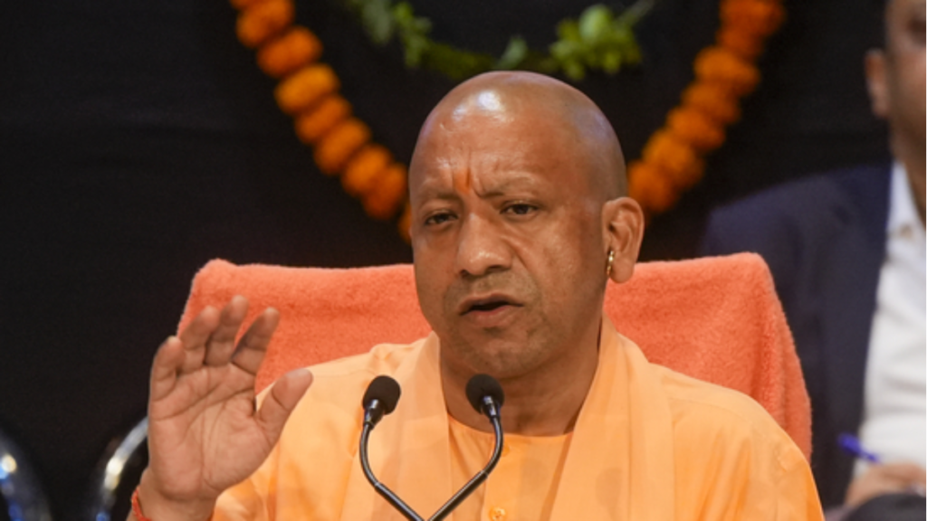 यूपी सरकार ने पुलिस और नागरिक प्रशासन को हिला दिया - 11 आईपीएस अधिकारी, 6 डीएम हस्तांतरित