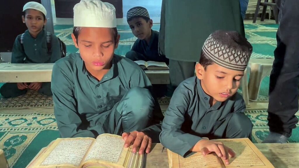 राज्य पाठ्यक्रम का पालन करने के लिए उत्तराखंड मद्रास। छात्रों को राम, कृष्णा और बुद्ध के बारे में भी जानने के लिए