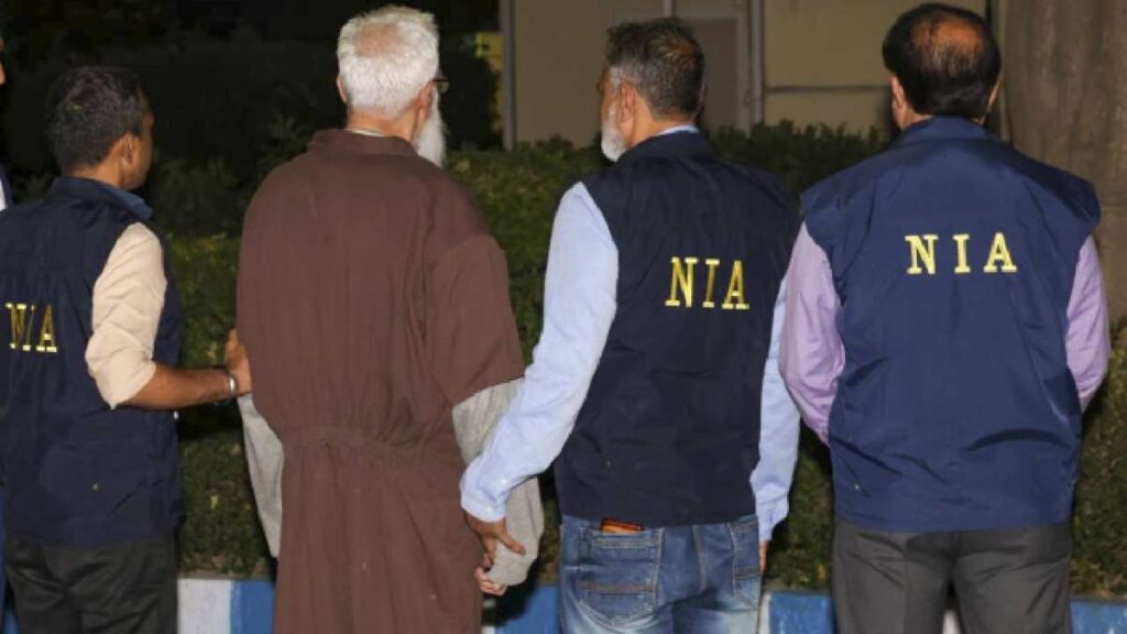 सेना की वर्दी के साथ जुनून, भारत के प्रति नफरत