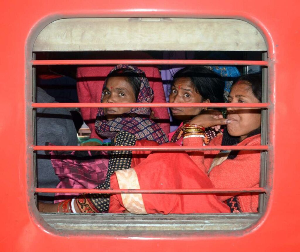 Sampoorna Kranti Express के कोच अटेंडेंट रिटर्न पैसेंजर का बैग जिसमें नकदी, आभूषण हैं