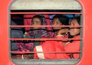 Sampoorna Kranti Express के कोच अटेंडेंट रिटर्न पैसेंजर का बैग जिसमें नकदी, आभूषण हैं