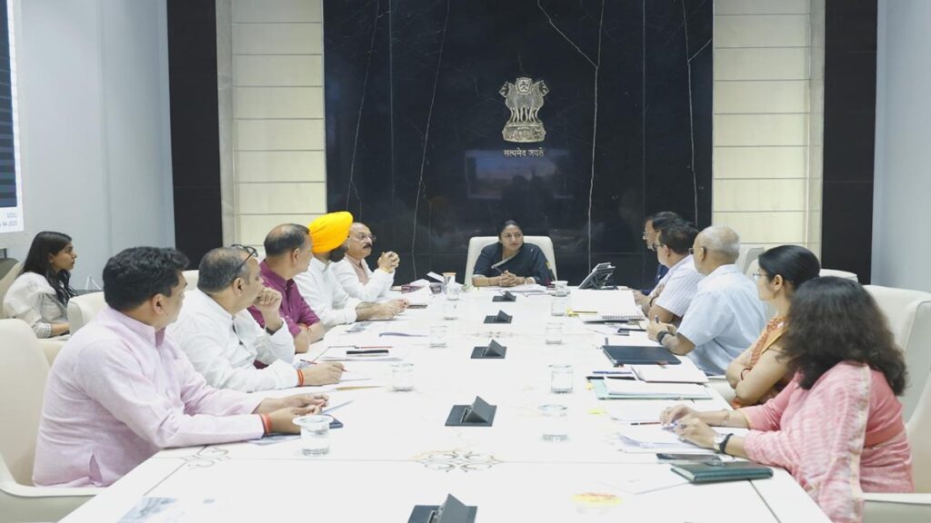 दिल्ली: 'आयुष्मान कार्ड' को अप्रैल के छोर तक 70 से अधिक आयु के सभी आय समूहों के लिए लॉन्च किया जाना चाहिए
