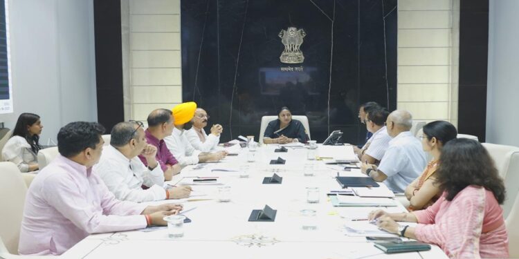 दिल्ली: 'आयुष्मान कार्ड' को अप्रैल के छोर तक 70 से अधिक आयु के सभी आय समूहों के लिए लॉन्च किया जाना चाहिए