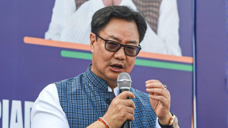 Kiren Rijiju ने WAQF अधिनियम पर 'अस्वीकृत दावों' को खारिज कर दिया, 'ईंधन हिंसा' के लिए ममता बनर्जी को स्लैम