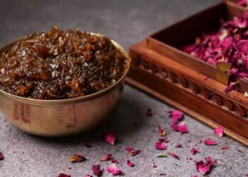 त्वचा के लिए गुलकंद: यहाँ क्यों यह गुलाब की पंखुड़ी जाम गर्मियों के दौरान आपकी त्वचा के लिए उद्धारकर्ता है