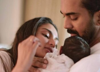 Kl Rahul और Athiya Shetty ने अपनी बेटी का नाम क्यूट फर्स्ट तस्वीर के साथ प्रकट किया | पोस्ट देखें