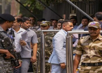 रॉबर्ट वाड्रा एड के समक्ष भूमि सौदे के मामले में पूछताछ के दूसरे दौर के लिए दिखाई देते हैं, 'हम किसी से डार्टे नाहि' कहते हैं
