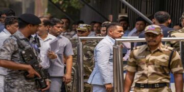 रॉबर्ट वाड्रा एड के समक्ष भूमि सौदे के मामले में पूछताछ के दूसरे दौर के लिए दिखाई देते हैं, 'हम किसी से डार्टे नाहि' कहते हैं