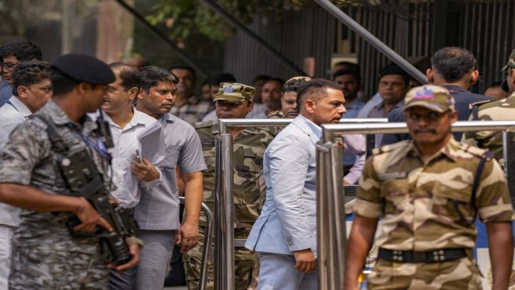 रॉबर्ट वाड्रा एड के समक्ष भूमि सौदे के मामले में पूछताछ के दूसरे दौर के लिए दिखाई देते हैं, 'हम किसी से डार्टे नाहि' कहते हैं