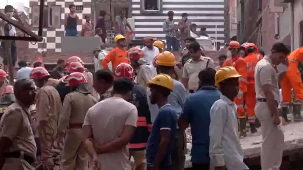 दिल्ली: मुस्तफाबाद में ढहने के बाद कई लोगों को डर था
