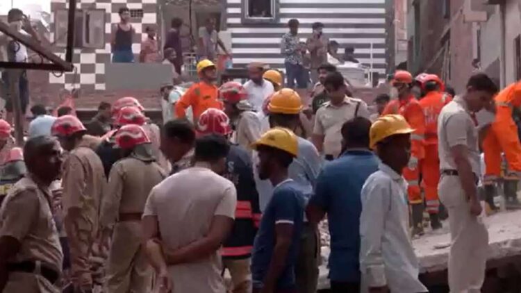 दिल्ली: मुस्तफाबाद में ढहने के बाद कई लोगों को डर था