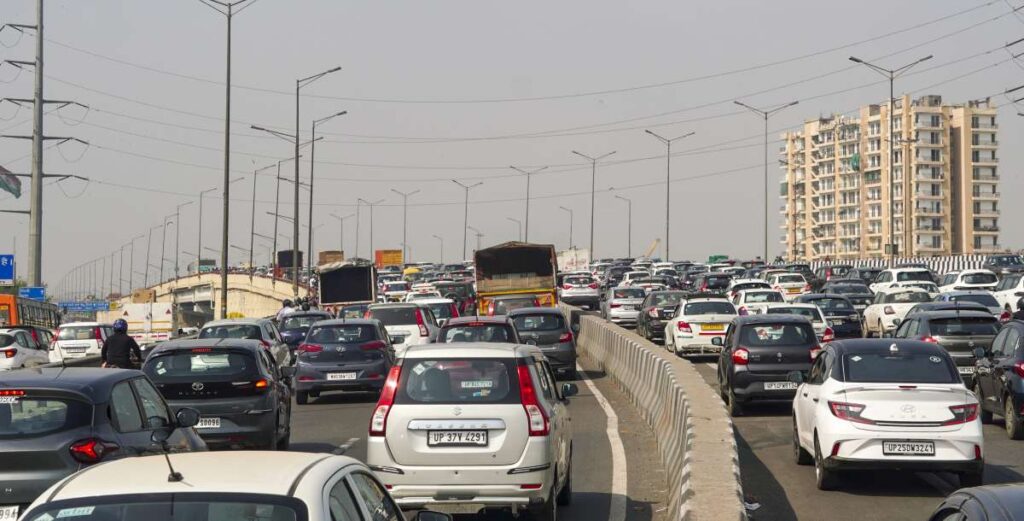 दिल्ली: वाहनों को दंडित करने के लिए रंग-कोडित ईंधन स्टिकर प्रदर्शित नहीं किया जा रहा है