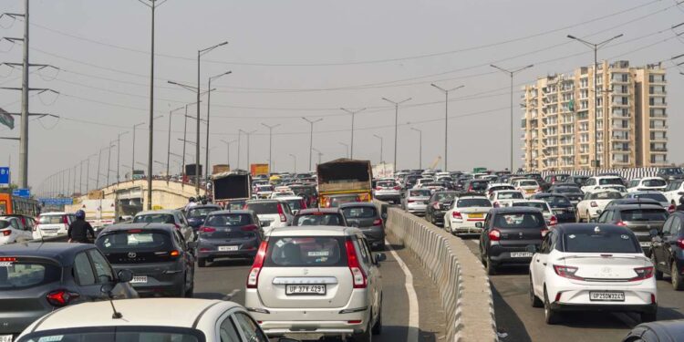 दिल्ली: वाहनों को दंडित करने के लिए रंग-कोडित ईंधन स्टिकर प्रदर्शित नहीं किया जा रहा है