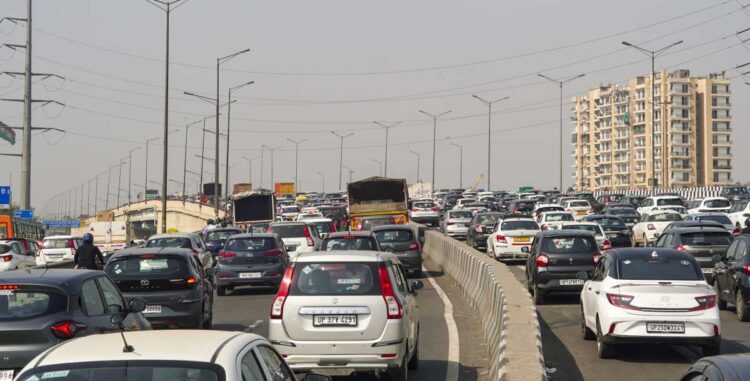 दिल्ली: वाहनों को दंडित करने के लिए रंग-कोडित ईंधन स्टिकर प्रदर्शित नहीं किया जा रहा है