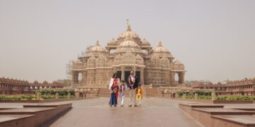 JD vance, फैमिली ने भारत की शुरुआत अख्तरहम मंदिर में आध्यात्मिक पड़ाव के साथ की वीडियो