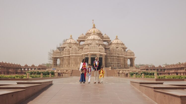 JD vance, फैमिली ने भारत की शुरुआत अख्तरहम मंदिर में आध्यात्मिक पड़ाव के साथ की वीडियो