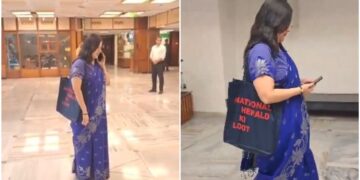 बंसुरी स्वराज ने 'नेशनल हेराल्ड की लूट' के साथ बैग को ले जाता है, जो उस पर लिखा गया है। घड़ी