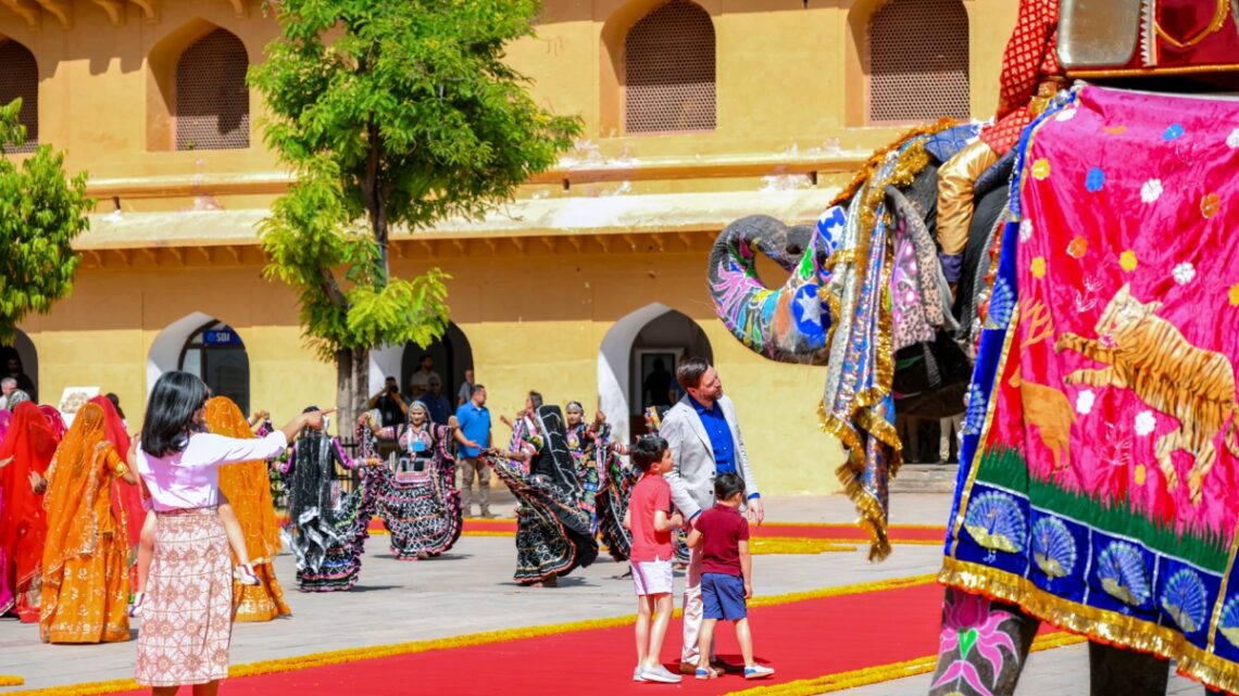 एलिफेंट्स टू फोक डांसर्स: जेडी वेंस, परिवार को जयपुर के एम्बर किले में शाही स्वागत है घड़ी