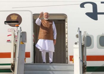 सऊदी अरब के जेद्दा में पीएम मोदी भूमि, एक 21 बंदूक सलामी द्वारा स्वागत किया गया | वीडियो देखें