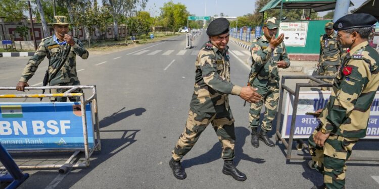 PAHALGAM अटैक: GOVT ने पाकिस्तानी नागरिकों के लिए सभी वीजा सेवाओं को निलंबित कर दिया, उन्हें 27 अप्रैल तक भारत छोड़ने के लिए कहा