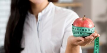 अपने वजन को नियंत्रण में रखने के लिए संघर्ष? पता है कि इस गर्मी में क्या खाएं और बचें