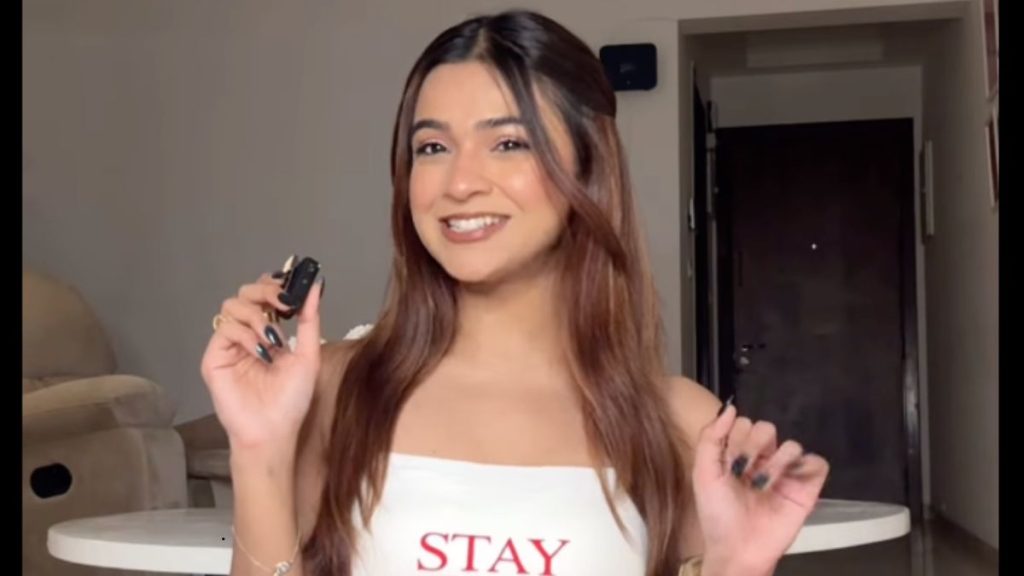 Apoorva Mukhija उर्फ ​​रिबेल किड भारत के लिए चुप्पी तोड़ने के लिए आज शाम 6 बजे YouTube वीडियो में अव्यक्त पंक्ति है