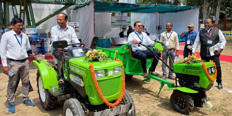 CSIR-CMERI ने स्थायी कृषि को बढ़ावा देने के लिए लुधियाना में ई-ट्रैक्टर और ई-टिलर लॉन्च किया