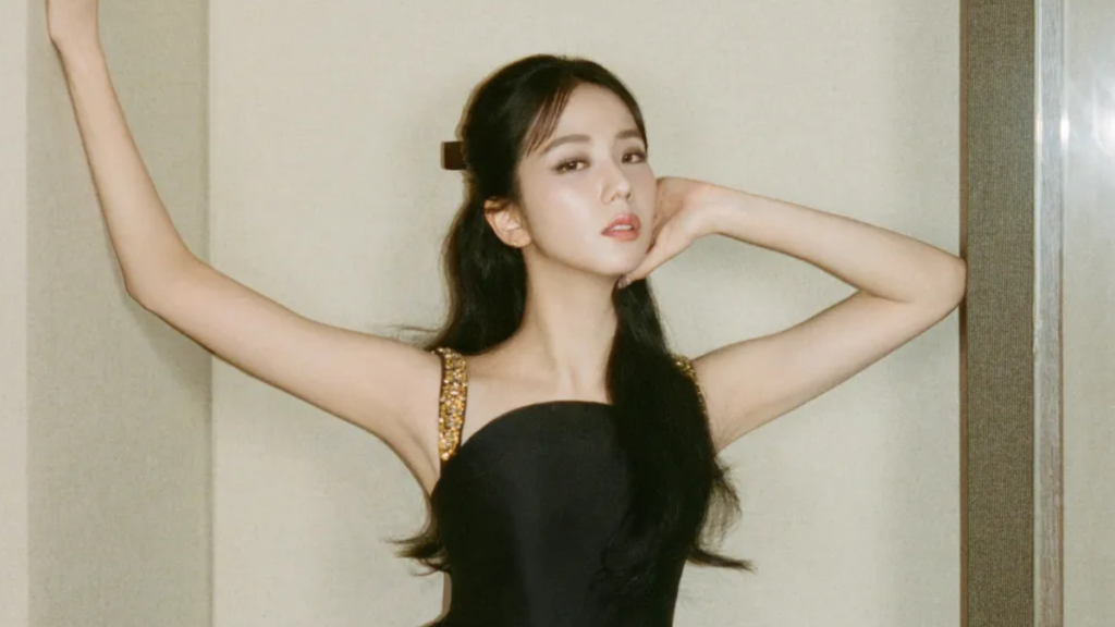 JISOO अप्रैल में शीर्ष K-Pop एकल कलाकार बनने के लिए लिसा, रोज़े और IU को हरा देता है!
