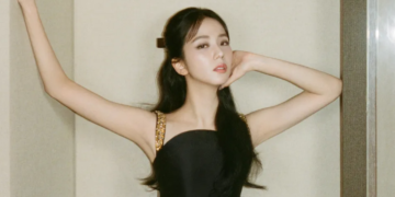 JISOO अप्रैल में शीर्ष K-Pop एकल कलाकार बनने के लिए लिसा, रोज़े और IU को हरा देता है!