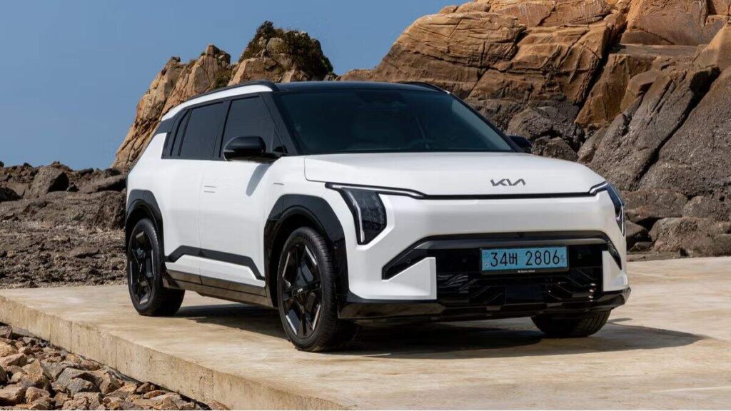 KIA EV3 NY ऑटो शो में 2025 वर्ल्ड कार ऑफ द ईयर जीतता है