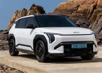 KIA EV3 NY ऑटो शो में 2025 वर्ल्ड कार ऑफ द ईयर जीतता है