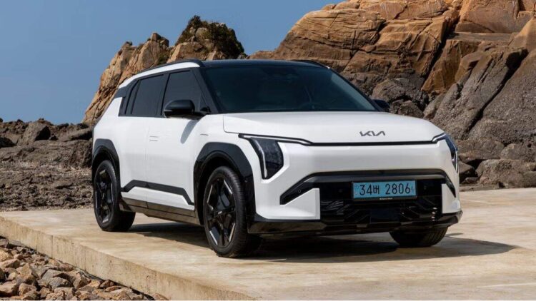 KIA EV3 NY ऑटो शो में 2025 वर्ल्ड कार ऑफ द ईयर जीतता है