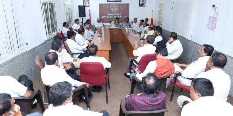 Vokkaligas, लिंगायत ने आंदोलन की धमकी दी क्योंकि 2015 कर्नाटक की 'जाति की जनगणना' उनकी प्रमुख स्थिति को डेंट करती है